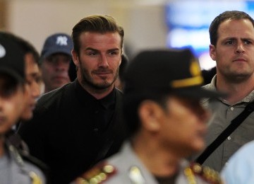 Bintang LA Galaxy, David Beckham, mendapat pengawalan ketat saat tiba di Bandara Soekarno Hatta, Tangerang, Banten, Senin (28/11). LA Galaxy akan bertanding melawan Timnas Indonesia pada 30 November 2011.