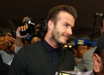 Bintang LA Galaxy, David Beckham, mendapat pengawalan ketat saat tiba di Bandara Soekarno Hatta, Tangerang, Banten, Senin (28/11). LA Galaxy akan bertanding melawan Timnas Indonesia pada 30 November 2011.