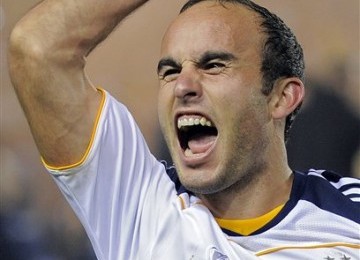 Bintang LA Galaxy, Landon Donovan merayakan kemenangan timnya atas Houston Dynamo di MLS Cup Final, Ahad (20/11) malam.