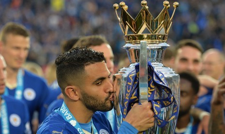 Bintang Leicester City, Riyad Mahrez mencium trofi Liga Primer Inggris, pada Mei 2016 lalu. Mahrez masuk nominasi peraih Ballon d'Or 2016.