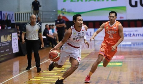 Bintang lokal Bima Perkasa Jogja Yanuar Dwi Priasmoro membawa bola saat menghadapi NSH pada pertandingan Seri 8 IBL Pertalite di GOR Bimasakti, Malang, Jumat (23/2).