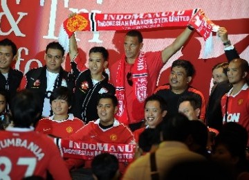 Rio Ferdinand, berfoto bersama penggemarnya saat berkunjung ke Jakarta, Rabu (29/6). Rio meluncurkan program sepak bola bertema 