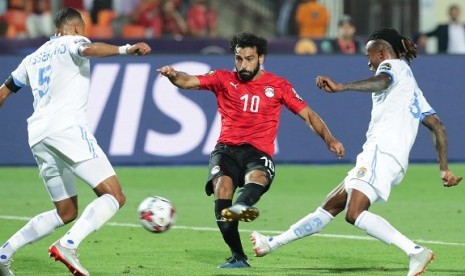 Bintang Mesir Mohamed Salah (tengah) melepaskan tendangan saat melawan Kongo di Piala Afrika.