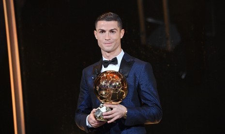 Bintang Portugal Cristiano Ronaldo meraih penghargaan Pemain Terbaik Dunia Ballon d'Or untuk kelima kalinya pada Kamis (7/12) waktu setempat. 