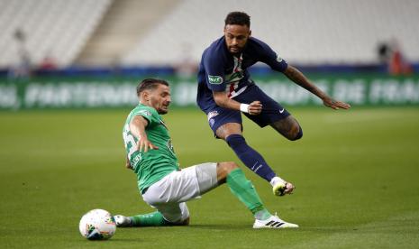 Bintang PSG Neymar (kanan) beraksi pada final Piala Prancis. Neymar mencetak gol tunggal kemenangan PSG atas Saint-Etienne.