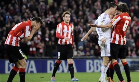 Bintang Real Madrid, Cristiano Ronaldo (putih) bersitegang dengan pemain Athletic Bilbao, Ander Iturraspe, pada laga lanjutan La Liga Spanyol, Senin (3/2) dini hari WIB.