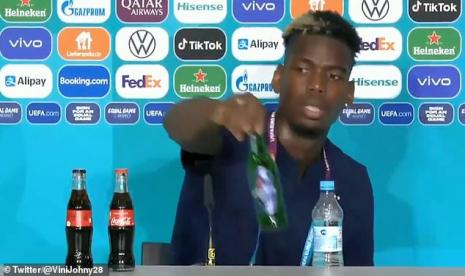 Bintang Sepabola Prancis, Paul Pogba singkirkan minuman beralkohol, yakni bir Heikenen, dari meja jumpa pers Euro 2020.