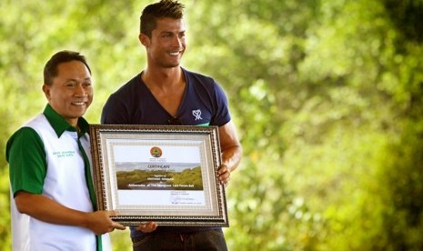 Bintang sepak bola Real Madrid Christiano Ronaldo bersama Menteri Kehutanan Zulkifli Hasan dalam acara tanam bakau di Taman Hutan Raya, Telaga Waja Beno.