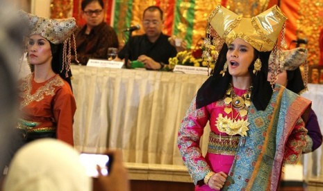 Bintang teater yang juga bintang film Ine Febriyanti mementaskan Legenda Drama Tari (Legendra) Padusi saat konfrensi pers di Jakarta, Rabu, (1/5). 