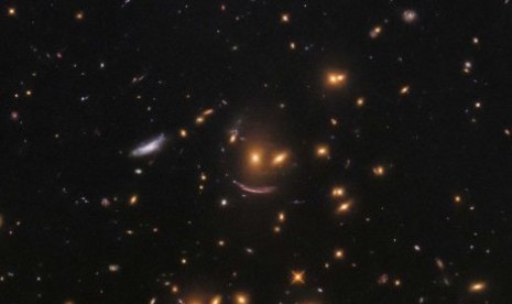 Bintang tersenyum yang ditangkap teleskop Hubble