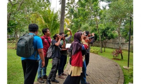 Biodiversity Warriors (BW) melakukan pendataan keanekaragaman hayati berupa fauna dan flora di Taman Dadap Merah, Lenteng Agung, Jakarta, Selatan sebagai rangkaian acara peringatan Hari Bumi 2017, Ahad (16/4). 