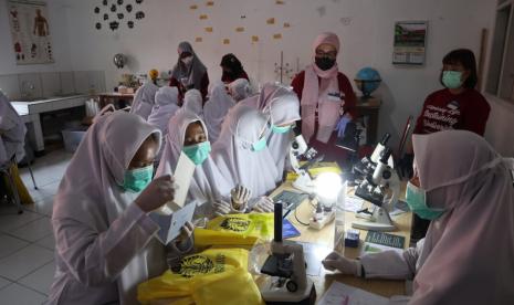 Biologi UI mengajak siswa pesantren Al Muhajirin Purwakarta mengeksplorasi keragaman hayati di lingkungan sekitar, Senin (14/8/2023).