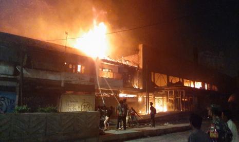 Bioskop Mulia Agung (Grand) di Simpang Lima Senen, Jakarta Pusat terbakar pada Kamis (8/10) malam. 