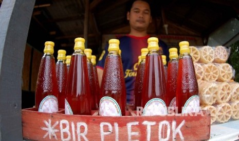 Bir Pletok minuman khas Betawi. Karena memiliki kata bir dalam namanya, mungkin banyak orang menganggap bahwa bir pletok tidak bisa disertifikasi halal. 