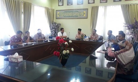 Biro perjalanan haji dan umrah PT Bumi Minang Pertiwi (BMP) memenuhi panggilan Kemenag Sumbar, Ahad (1/4).