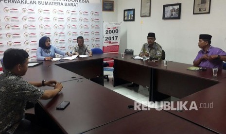 Biro perjalanan umrah BMP mangkir dari panggilan Ombudsman Sumbar, Jumat (27/4). Pemeriksaan kali ini hanya dihadiri Kanwil Kemenag Sumbar.