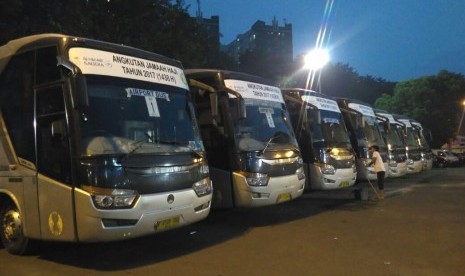 Bis jamaah haji kloter satu dan dua, Asrama Haji Embarkasi Jakarta-Bekasi Provinsi Jawa Barat, Margajaya, Bekasi Selatan, Kota Bekasi. Jumat (28/7).