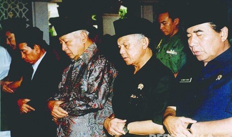 BJ. Habibi sholat berjamaah bersama Presiden Soeharto