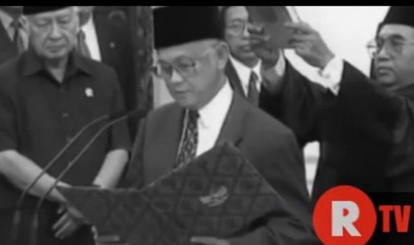 BJ Habibie mengucap sumpah jabatan Presiden RI