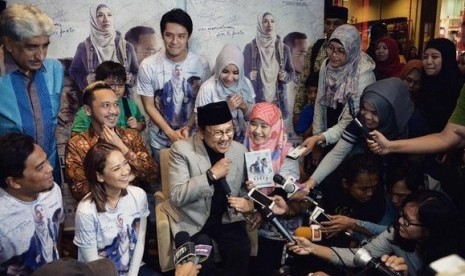 BJ Habibie menyempatkan menonton film Jilbab Traveler, yang diantaranya dibintangi Bunga Citra Lestari dan Giring Nidji, Selasa (19/7).