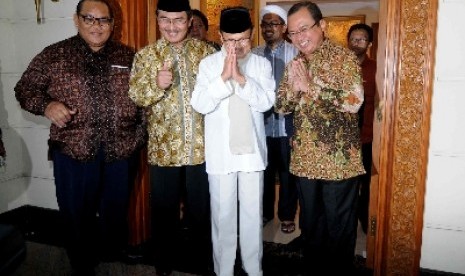 BJ Habibie (putih) bersama Ketua Presidium ICMI Priyo Budi Santoso (kanan) dan Jimly Asshiddiqie