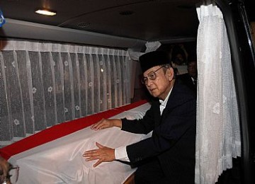 BJ Habibie di depan jenazah sang istri, Hasri Ainun Habibie