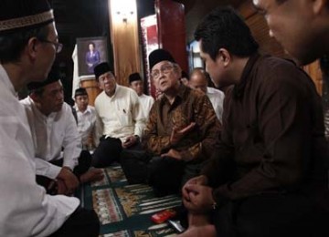 BJ Habibie (mengenakan batik) saat berbincang dengan keluarga Republika usai pengajian 40 hari wafatnya Ainun Habibie