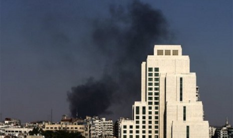 Black columns of smoke rise from heavy shelling in the Jobar neighborhood in East of Damascus, Syria, on August 25, 2013.