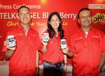 BlackBerry Telkomsel: (kanan-kiri) VP Channel Management Telkomsel Gideon Edie Purnomo, Direktur Trikomsel Oke Evy Soenarjo, dan Manajemen Comtech Cellular Djohan memperkenalkan dua produk bundling BlackBerry White Edition Telkomsel terbaru, BlackBerry Tor