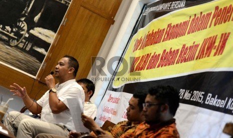 BLBI Beban Jokowi-JK. (dari kiri) Tim Pakar Koalisi Anti Utang (KAU) Kustiardi, Koordinator Pusat Advokasi dan Studi Indonesia (PAS) Taufik Riyadi, Moderator Dani Setiawan, dan Aktivis FITRA Apung Widadi menjadi pembicara dalam diskusi kampanye bersama di 