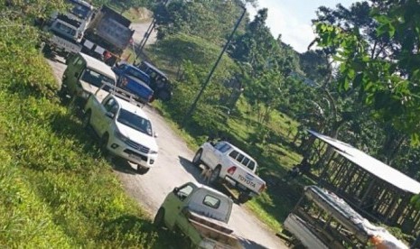 Blokade truk mencegah siapapun untuk masuk dan keluar dari pusat tahanan.