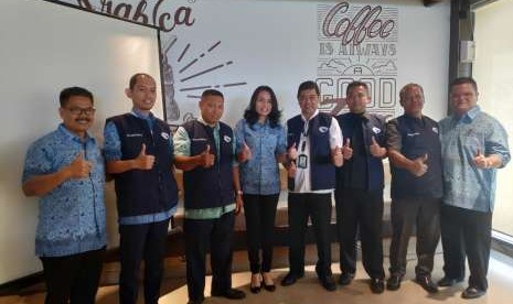 Blue Bird memberikan penghargaan Road Stars Award pada acara yang dilaksanakan di Mc.Donald Sarinah , Sabtu (8/9). 