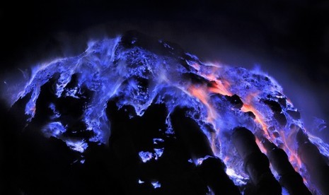 Blue fire di Gunung Ijen. Ilustrasi