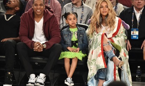 Blue Ivy bersama Beyonce dan Jay-Z.