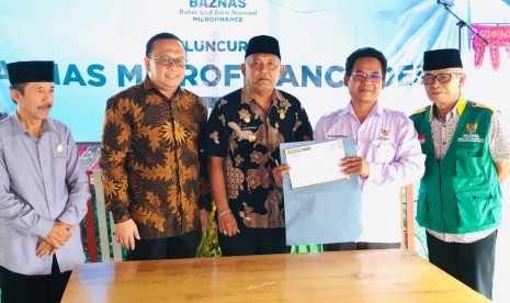 BMFi menyerahkan bantuan permodalan kepada pelaku usaha mikro BMD Sigi di lokasi terdampak bencana Desa Kabobona, Kecamatan Dolo, Kabupaten Sigi, Sulawesi Tengah. Penyerahan bantuan dilakukan Kepala BMFi, Noor Aziz didampingi Direktur Pendistribusian dan Pendayagunaan Baznas, Irfan Syauqi Beik pada Kamis (11/4).