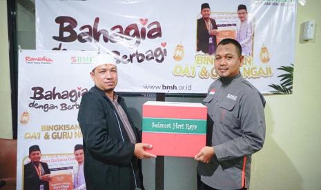 BMH bagikan paket lebaran dai pelosok