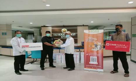 BMH bersama CIMB  Niaga Syariah membagikan paket buka puasa ke RS Rujukan Covid-19 di Yogyakarta.