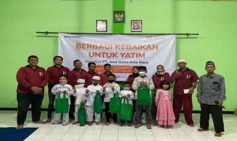 BMH bersama Jaguar Logistik menyalurkan bingkisan kepada anak-anak yatim di Pondok Al Burhan Semarang, Selasa (26/4).