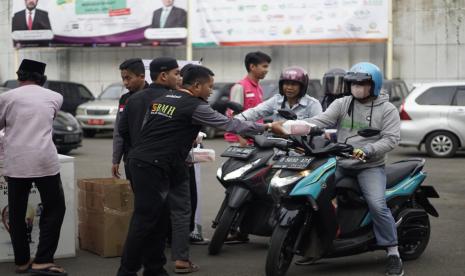 BMH Bersama Kanwil Kemenag Jabar, dan Lembaga Amil Zakat (LAZ) yang ada di Jawa Barat menggelar program Ifthor On The Road di Bandung,  Rabu  (5/4/2023).