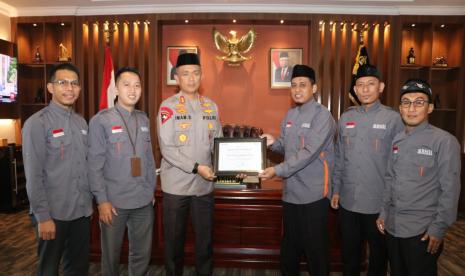 BMH bersama Kapolda Kaltim  Irjen  Pol Drs  Imam Sugianto MSi memberikan sepeda motor kepada Ustadz Supardin,  dai tangguh di Kabupaten Paser, Kalimantan Timur (Kaltim).