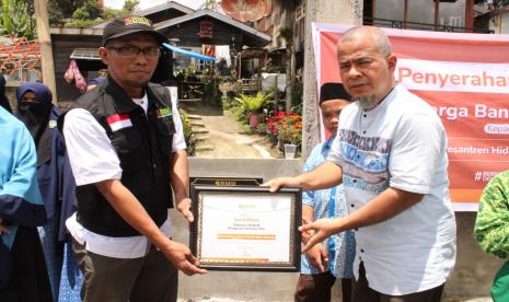 BMH bersama keluarga Bani Umar Bin Usman (BUBU) menyerahkan satu unit sumur bor untuk Pesantren Tahfidz Hidayatullah di Desa Gundaling, Kecamatan Brastagi, Kabupaten Tanah Karo, Rabu (9/3).