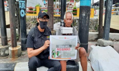 BMH bersama marketplace membagikan paket takjil dan buka puasa  untuk masyarakat terdampak Covid-19.