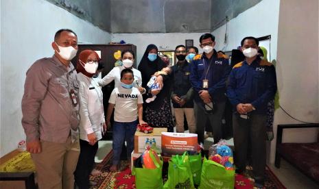 BMH bersama Menteri Pemberdayaan Perempuan dan Perlindungan Anak (PPPA) dan Forum Zakat (FoZ) menyalurkan bantuan kepada anak yatim terdampak Covid-19.