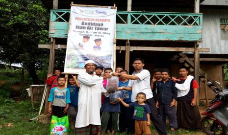 BMH bersama Milagros memberikan bantuan usaha budi daya ikan kepada  santri Pesantren Tahfizh  Al Alaq Tanralili Maros.