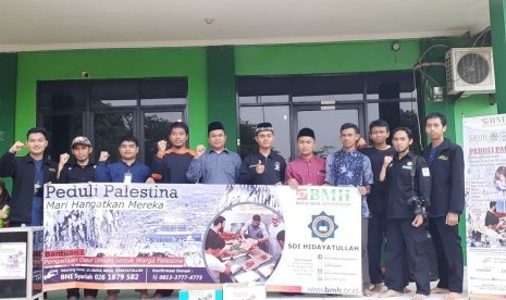 BMH bersama SD Integral Hidayatullah Depok menggalang dana untuk Palestina.