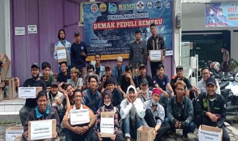 BMH bersama sejumlah organisasi di Demak menggalang dana untuk korban erupsi Semeru.