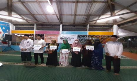 BMH bersama Yayasan Darul Dakwah menggelar buka puasa bersama  dan  menyalurkan zakat kepada santri dan guru ngaji di Kelurahan Sari Rejo,  Kecamatan Medan Polonia,  Kota Medan, pada Ahad (17/4).