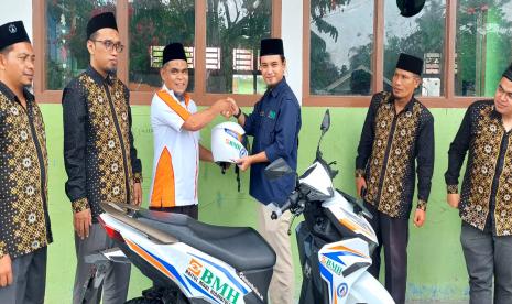 BMH Bersama YBM BRILiaN menyerahkan bantuan motor dakwah kepada Ustadz Arif Fathurrahman, dai tangguh BMH di Desa Ibolian, Kecamatan Dumoga Tengah, Kabupaten Bolaang Mongondow, Sulawesi Utara, Sabtu  (4/2/2023).