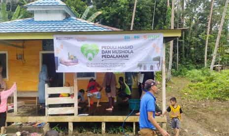 BMH dan BSI Maslahat melakukan aksi bersih-bersih masjid (BBM) di Masjid Al-Jihad yang berada di Desa Bangkalaan Dayak, Kecamatan Kelumpang Hulu, Kabupaten  Kotabaru,  Kalimantan Selatan, Ahad (5/3/2023).