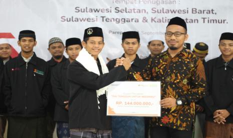 BMH dan CIMB Niaga Syariah melepas 28 dai muda untuk berdakwah sekaligus menjadi fasilitator pemberdayaan masyarakat di desa dan pesantren binaan melalui program Dai Tangguh Untuk Negeriku di Gedung Dakwah Hidayatullah Kota Parepare, Sulawesi Selatan, Ahad  (11/9/2022).